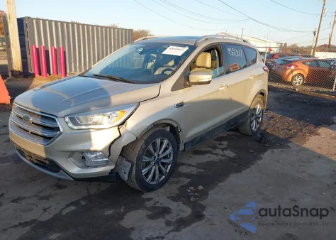 2017 Ford Escape Titanium z USA, uszkodzony, nr VIN 1FMCU9J92HUE71022